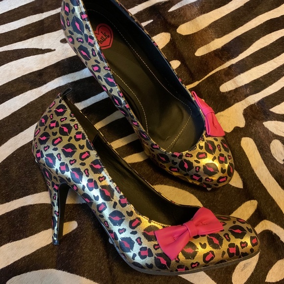 Unique gold cheetah print pumps! ๐๐๐ - Picture 3 of 7